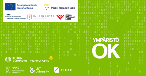 Vihreäpohjainen grafiikka, jossa taustalla on vaaleita binäärilukuja (0 ja 1) sekä lehtisymboli. Oikealla lukee isolla “YMPÄRISTÖ OK”. Yläreunassa valkoisella pohjalla rahoittaja- ja yhteistyökumppanilogot: Euroopan unionin tunnus ja teksti “Euroopan unionin osarahoittama”, Päijät-Hämeen liitto, Varsinais-Suomen liitto, Hämeen liitto (Regional Council of Häme) sekä Etelä-Karjalan liitto. Alareunassa kumppanilogot: Turun yliopisto, Turku AMK, Hämeen ammattikorkeakoulu (HAMK), LUT University ja TIEKE.